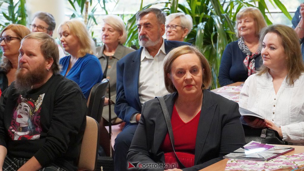 35 lat pracy twórczej Czesławy Lewandowskiej. Promocja albumu  w Bibliotece Pedagogicznej [22.10.2022] - zdjęcie #16 - eOstroleka.pl
