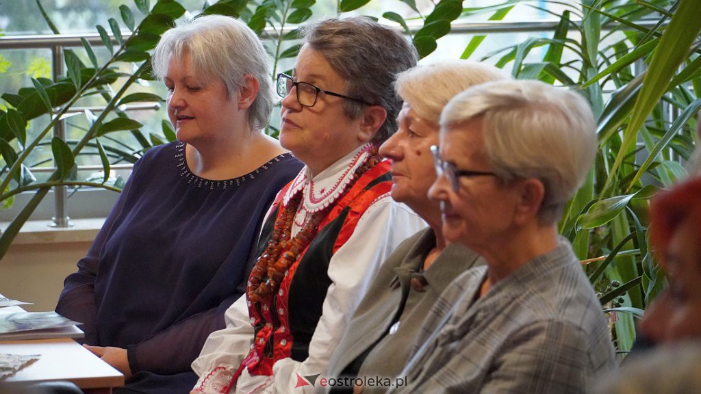 35 lat pracy twórczej Czesławy Lewandowskiej. Promocja albumu  w Bibliotece Pedagogicznej [22.10.2022] - zdjęcie #11 - eOstroleka.pl
