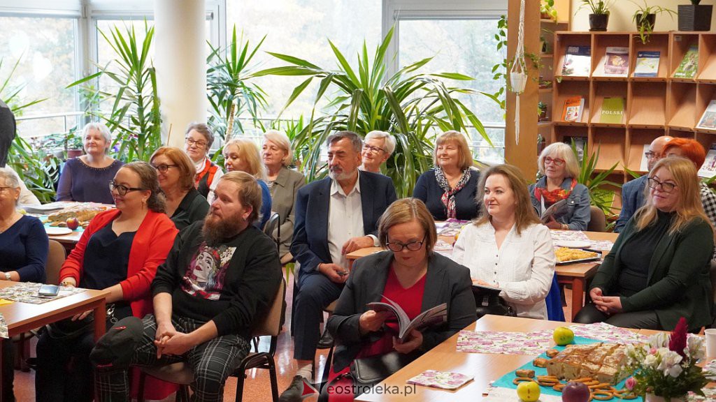 35 lat pracy twórczej Czesławy Lewandowskiej. Promocja albumu  w Bibliotece Pedagogicznej [22.10.2022] - zdjęcie #10 - eOstroleka.pl