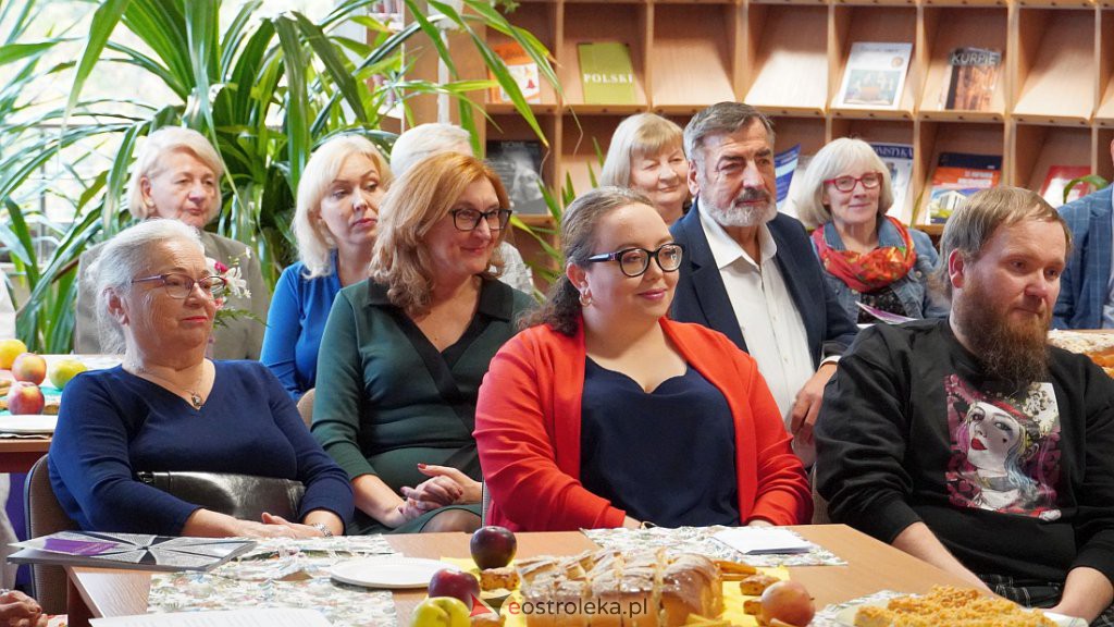 35 lat pracy twórczej Czesławy Lewandowskiej. Promocja albumu  w Bibliotece Pedagogicznej [22.10.2022] - zdjęcie #6 - eOstroleka.pl
