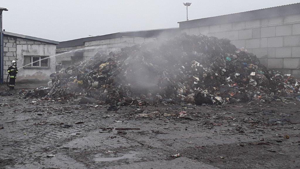 Pożar w sortowni śmieci pod lupą WIOŚ. Wszczęto postępowanie wyjaśniające [24.10.2022] - zdjęcie #3 - eOstroleka.pl
