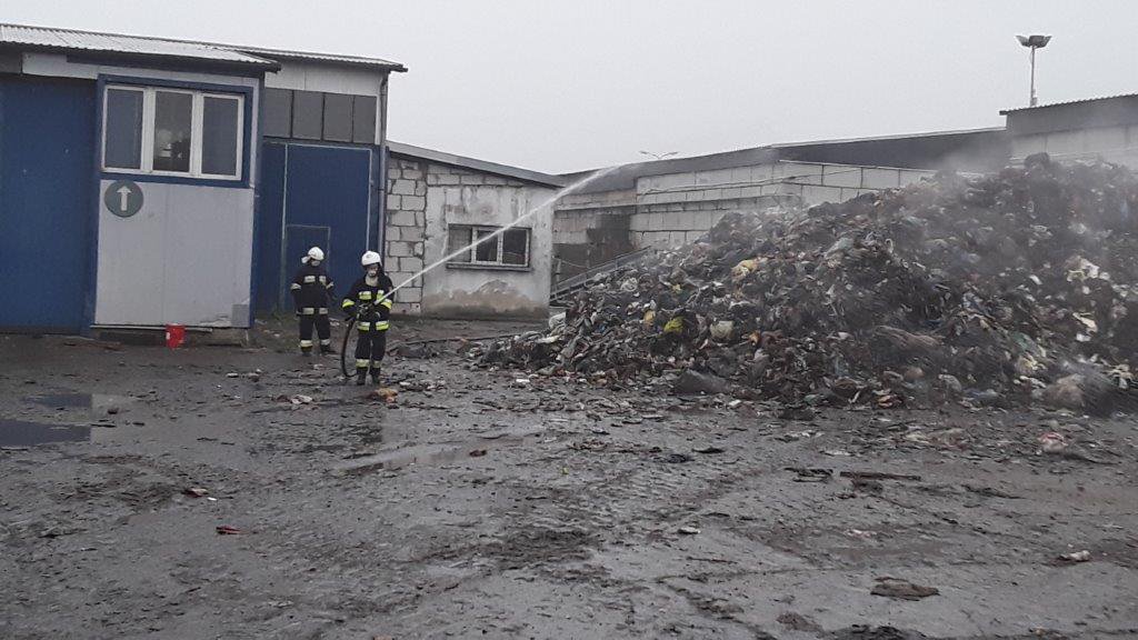 Pożar w sortowni śmieci pod lupą WIOŚ. Wszczęto postępowanie wyjaśniające [24.10.2022] - zdjęcie #2 - eOstroleka.pl