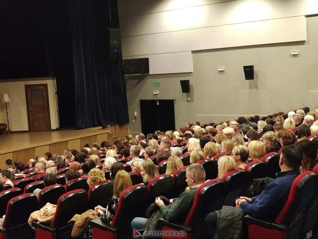 Spektakl pt. Między płotem a kowadłem [24.10.2022] - zdjęcie #18 - eOstroleka.pl