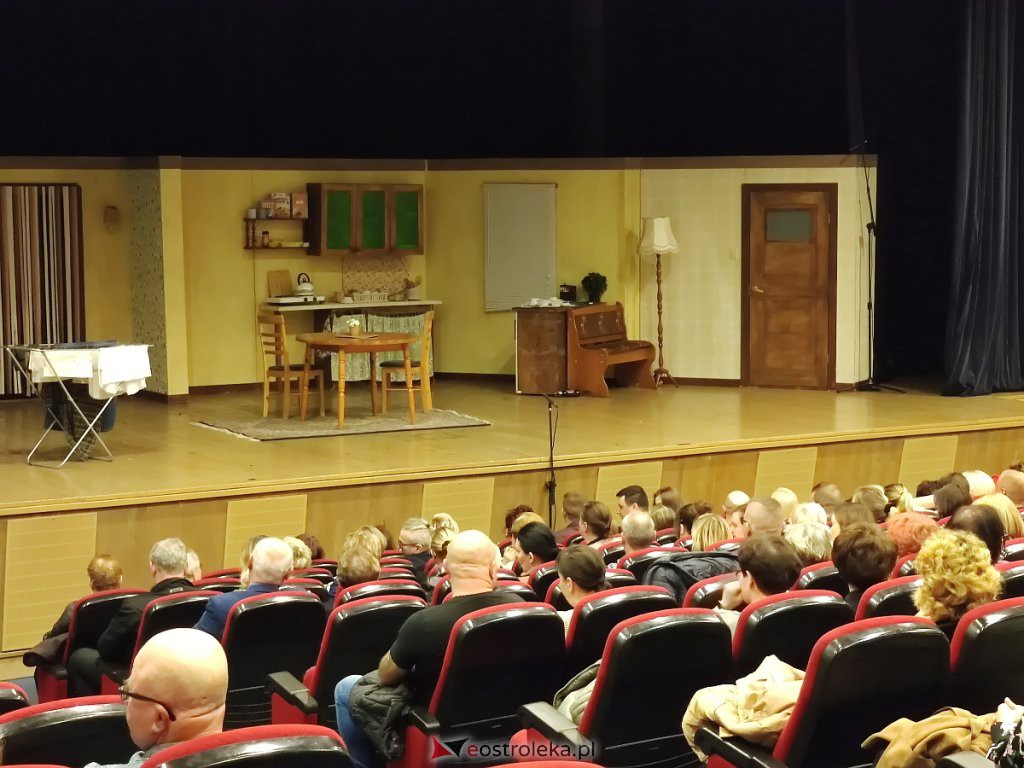 Spektakl pt. Między płotem a kowadłem [24.10.2022] - zdjęcie #17 - eOstroleka.pl