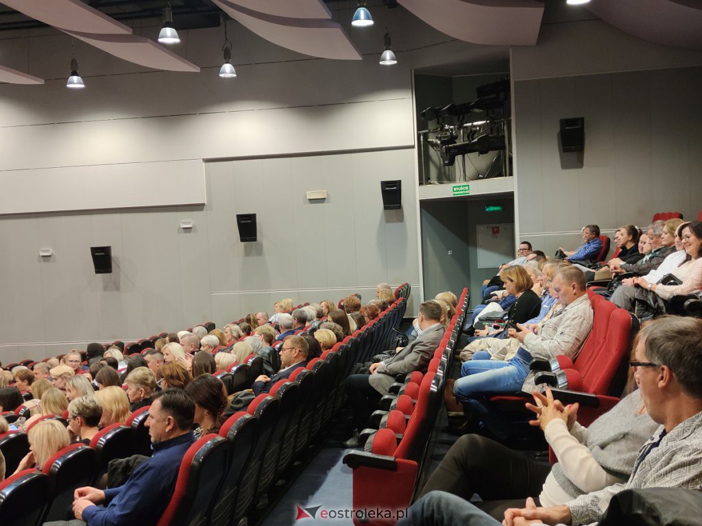 Spektakl pt. Między płotem a kowadłem [24.10.2022] - zdjęcie #16 - eOstroleka.pl