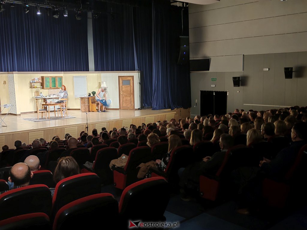 Spektakl pt. Między płotem a kowadłem [24.10.2022] - zdjęcie #15 - eOstroleka.pl