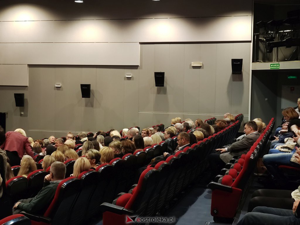 Spektakl pt. Między płotem a kowadłem [24.10.2022] - zdjęcie #6 - eOstroleka.pl