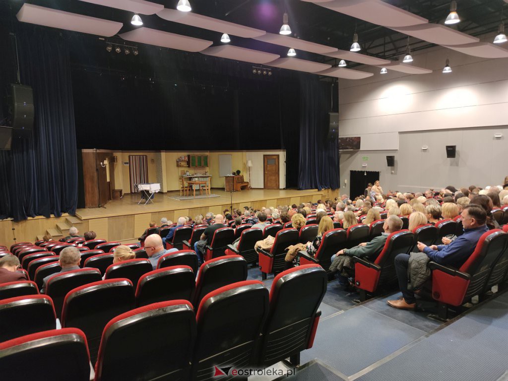 Spektakl pt. Między płotem a kowadłem [24.10.2022] - zdjęcie #5 - eOstroleka.pl
