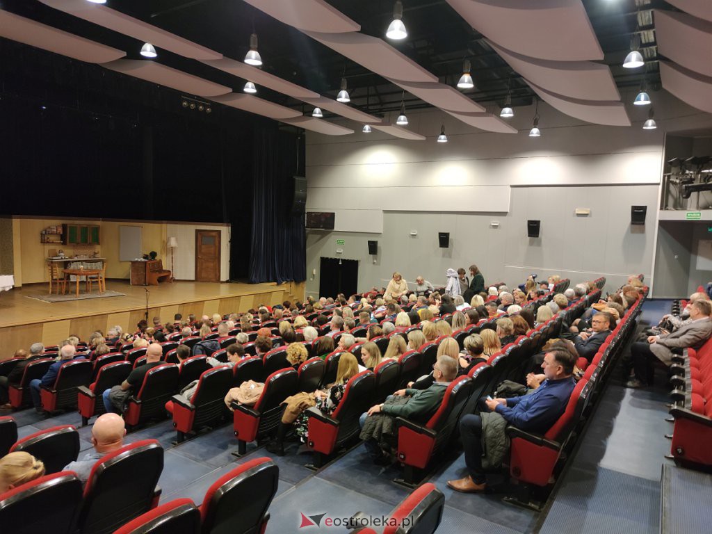 Spektakl pt. Między płotem a kowadłem [24.10.2022] - zdjęcie #4 - eOstroleka.pl