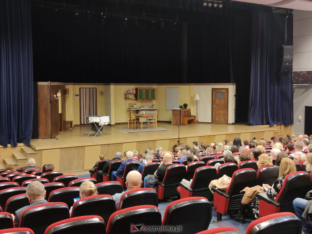 Spektakl pt. Między płotem a kowadłem [24.10.2022] - zdjęcie #3 - eOstroleka.pl
