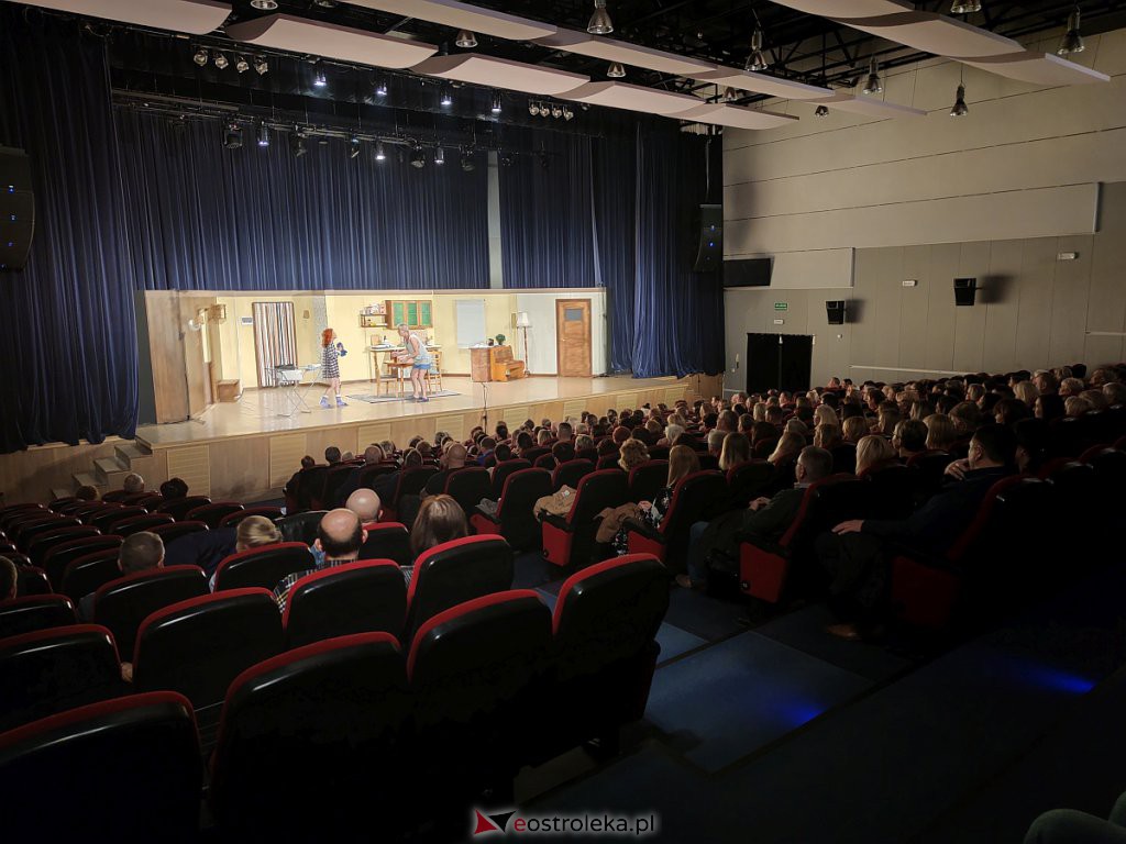 Spektakl pt. Między płotem a kowadłem [24.10.2022] - zdjęcie #2 - eOstroleka.pl