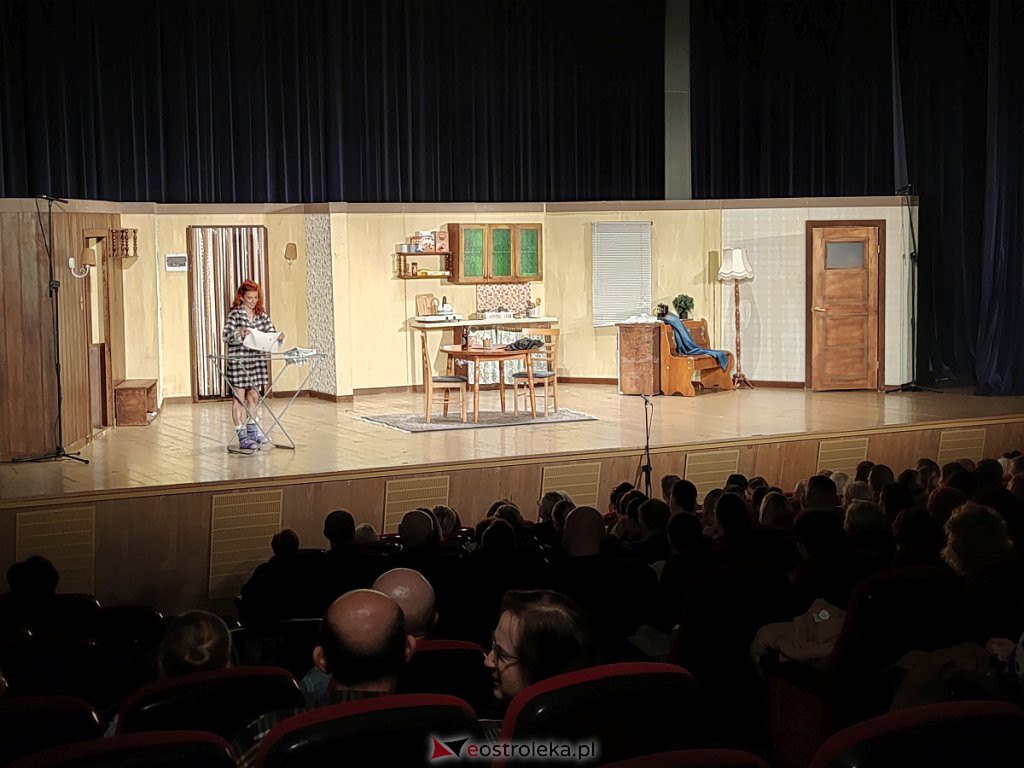 Spektakl pt. Między płotem a kowadłem [24.10.2022] - zdjęcie #1 - eOstroleka.pl
