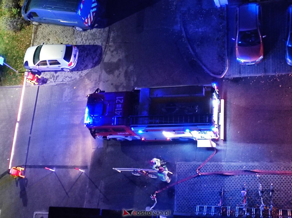 Akcja strażaków w wieżowcu przy Goworowskiej [25.10.2022] - zdjęcie #10 - eOstroleka.pl