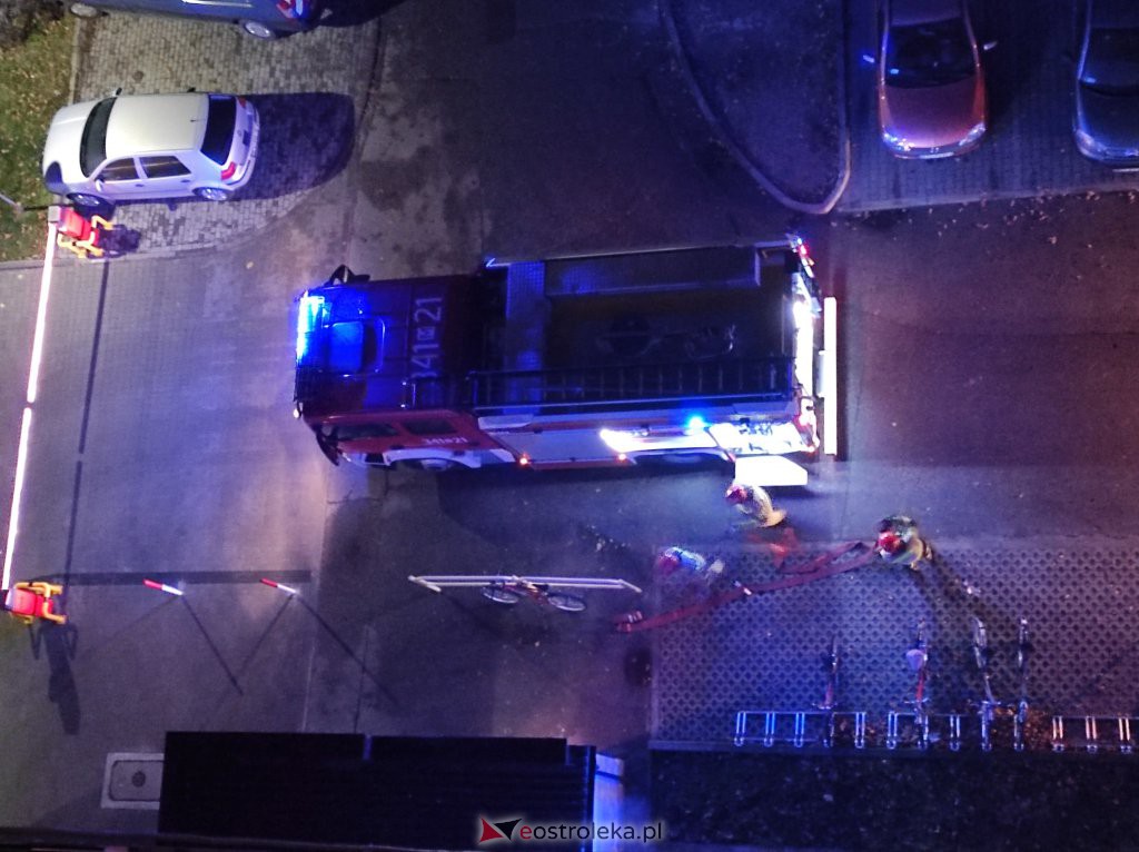 Akcja strażaków w wieżowcu przy Goworowskiej [25.10.2022] - zdjęcie #6 - eOstroleka.pl