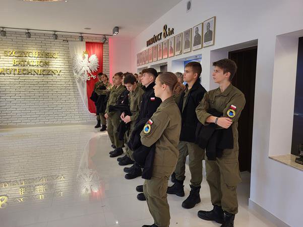 Ślubowanie uczniów z “mundurówki” w II SLO [25.10.2022] - zdjęcie #1 - eOstroleka.pl