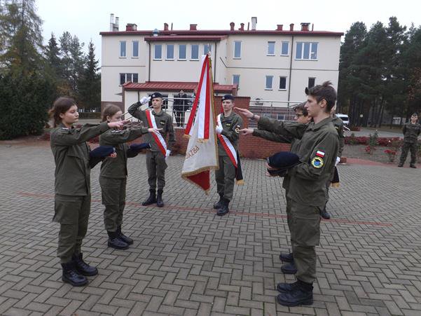 Ślubowanie uczniów z “mundurówki” w II SLO [25.10.2022] - zdjęcie #6 - eOstroleka.pl