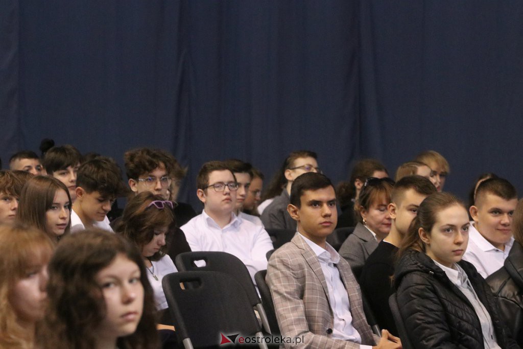Święto patrona w II LO w Ostrołęce [27.10.2022] - zdjęcie #32 - eOstroleka.pl
