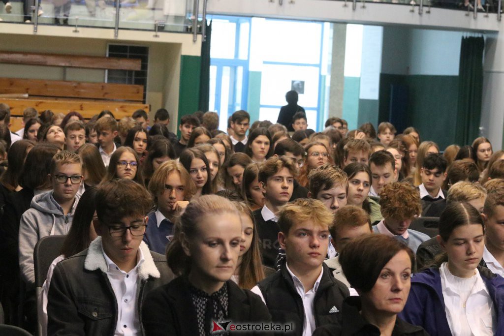 Święto patrona w II LO w Ostrołęce [27.10.2022] - zdjęcie #17 - eOstroleka.pl