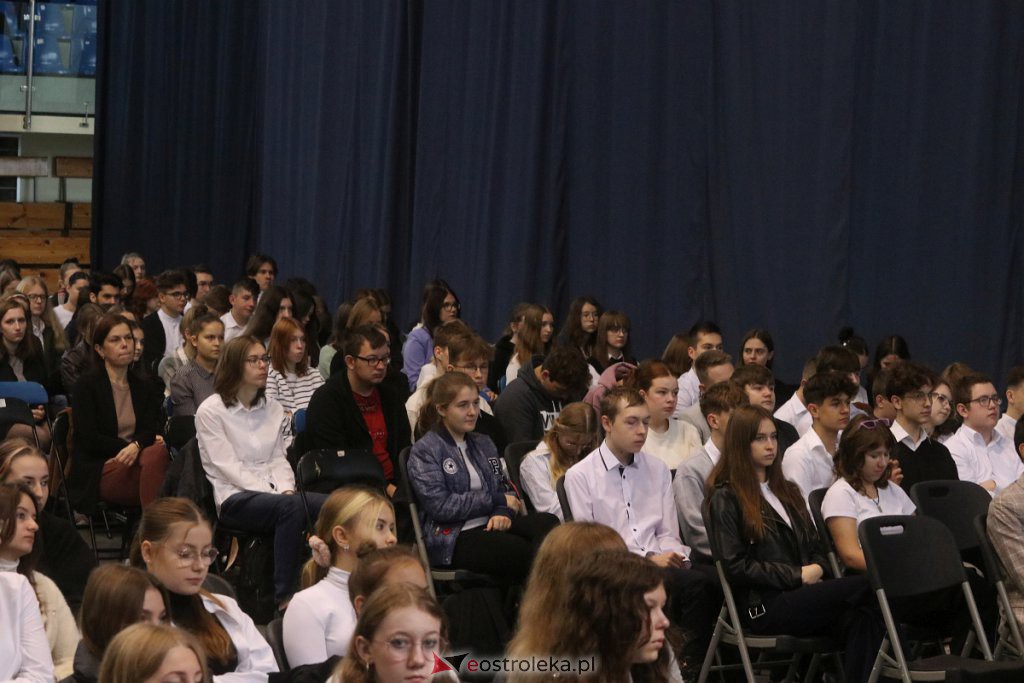Święto patrona w II LO w Ostrołęce [27.10.2022] - zdjęcie #12 - eOstroleka.pl