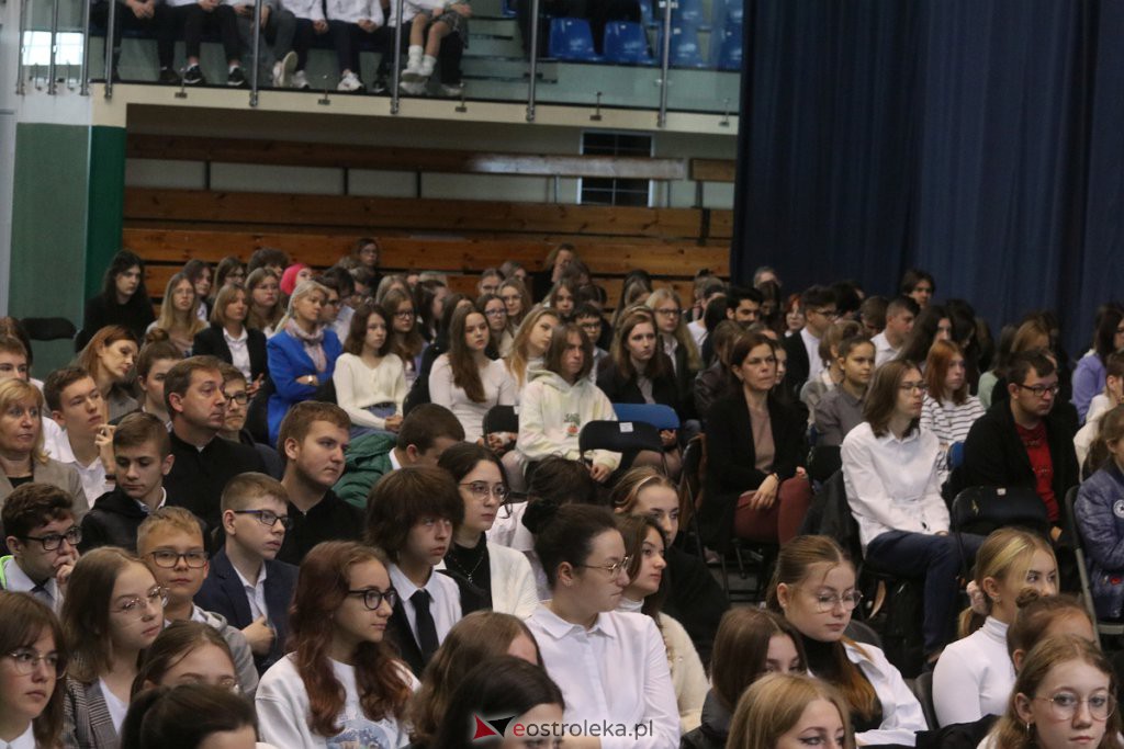 Święto patrona w II LO w Ostrołęce [27.10.2022] - zdjęcie #11 - eOstroleka.pl