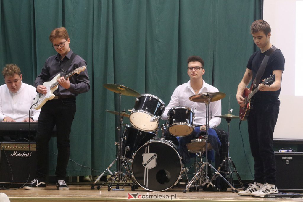 Święto patrona w II LO w Ostrołęce [27.10.2022] - zdjęcie #4 - eOstroleka.pl