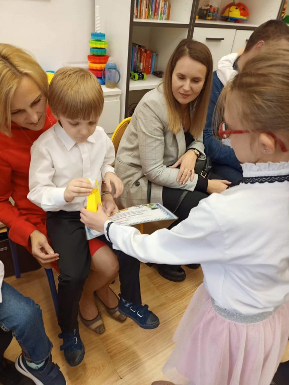 Biedronki oficjalnie przyjęte do grona przedszkolaków SOSW - zdjęcie #10 - eOstroleka.pl