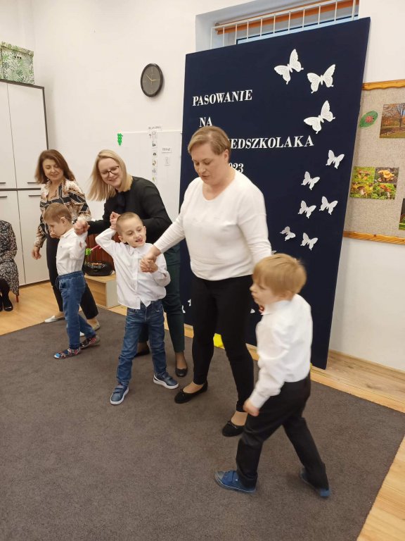 Biedronki oficjalnie przyjęte do grona przedszkolaków SOSW - zdjęcie #11 - eOstroleka.pl