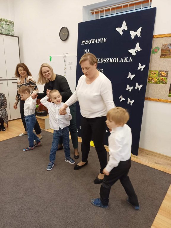 Biedronki oficjalnie przyjęte do grona przedszkolaków SOSW - zdjęcie #10 - eOstroleka.pl
