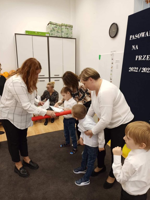 Biedronki oficjalnie przyjęte do grona przedszkolaków SOSW - zdjęcie #12 - eOstroleka.pl