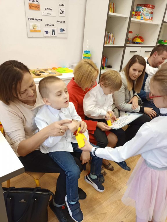 Biedronki oficjalnie przyjęte do grona przedszkolaków SOSW - zdjęcie #18 - eOstroleka.pl