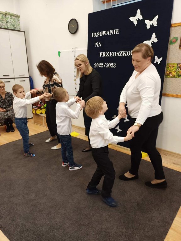 Biedronki oficjalnie przyjęte do grona przedszkolaków SOSW - zdjęcie #20 - eOstroleka.pl