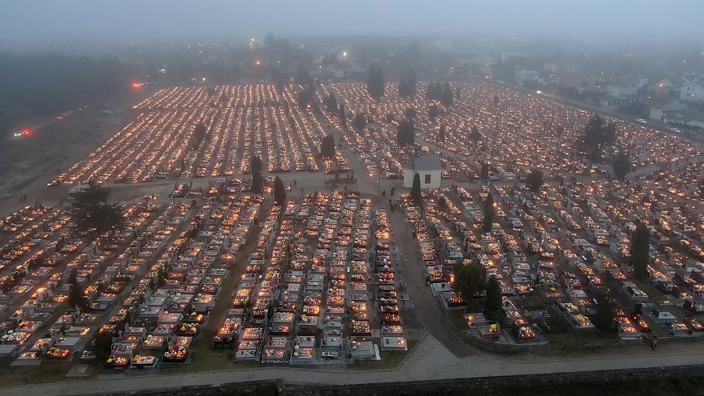 Cmentarze w Ostrołęce nocą [31.10.2022] - zdjęcie #1 - eOstroleka.pl