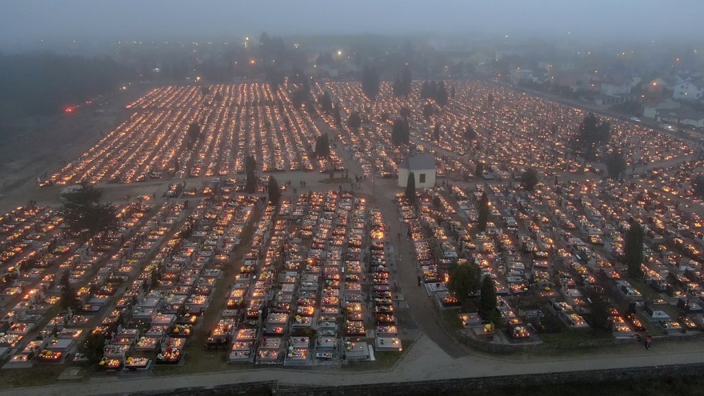 Cmentarze w Ostrołęce nocą [31.10.2022] - zdjęcie #2 - eOstroleka.pl