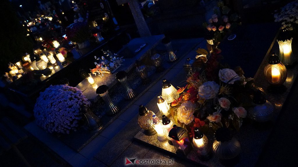 Cmentarze w Ostrołęce nocą [31.10.2022] - zdjęcie #1 - eOstroleka.pl