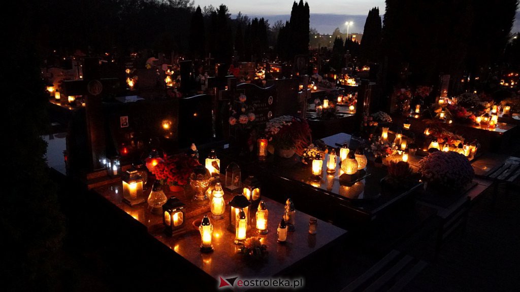 Cmentarze w Ostrołęce nocą [31.10.2022] - zdjęcie #2 - eOstroleka.pl