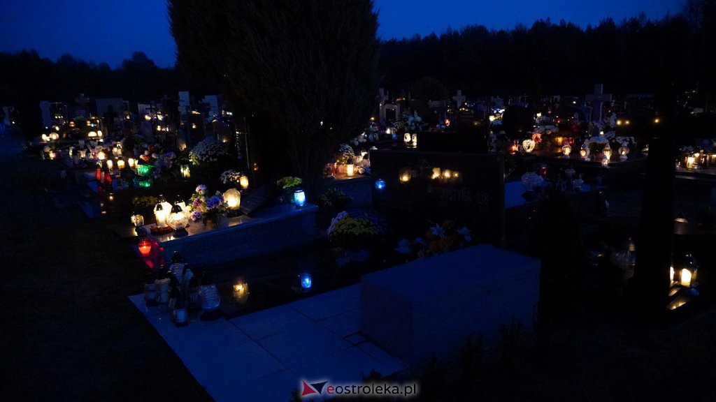 Cmentarze w Ostrołęce nocą [31.10.2022] - zdjęcie #3 - eOstroleka.pl