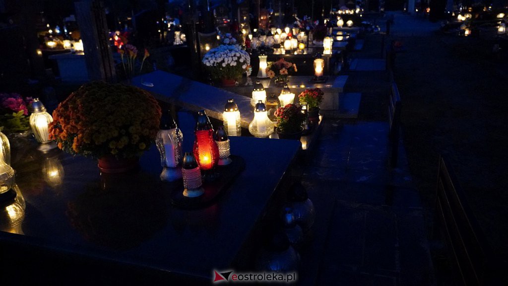 Cmentarze w Ostrołęce nocą [31.10.2022] - zdjęcie #58 - eOstroleka.pl