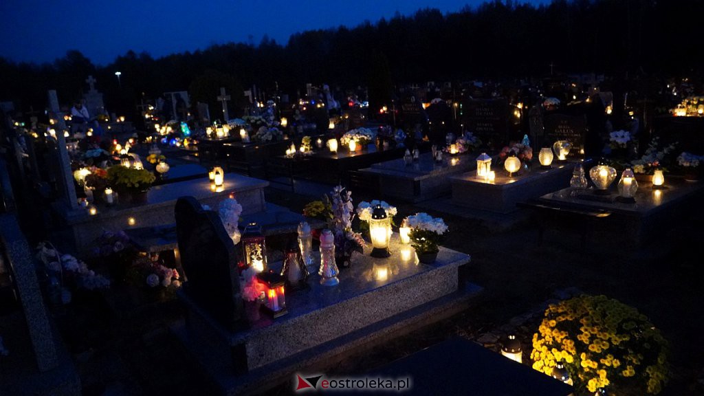 Cmentarze w Ostrołęce nocą [31.10.2022] - zdjęcie #5 - eOstroleka.pl