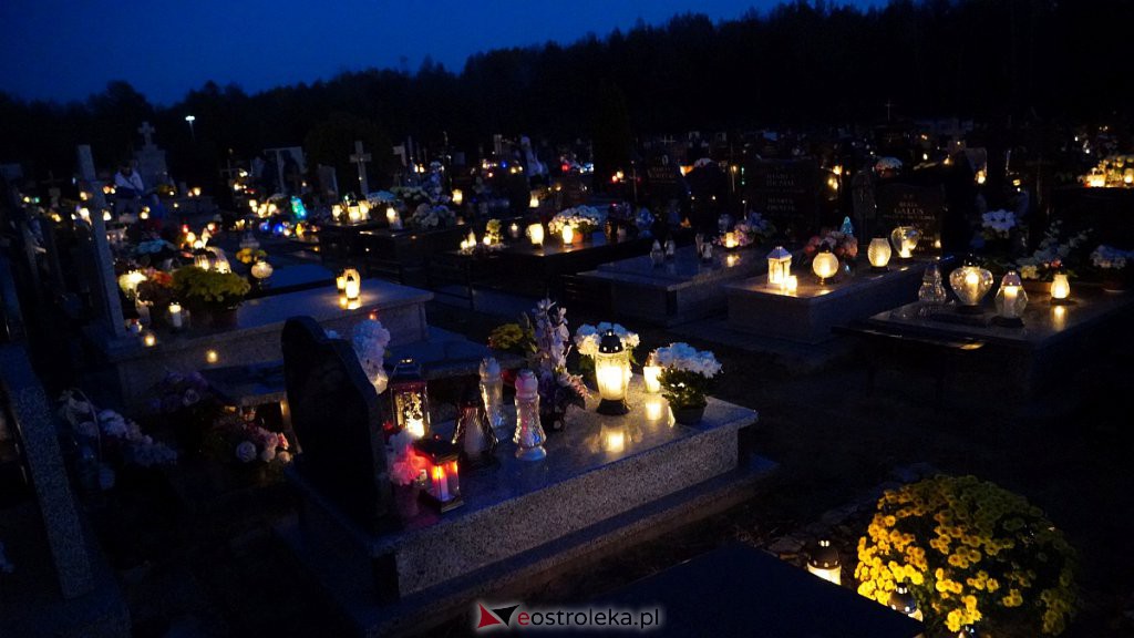 Cmentarze w Ostrołęce nocą [31.10.2022] - zdjęcie #57 - eOstroleka.pl