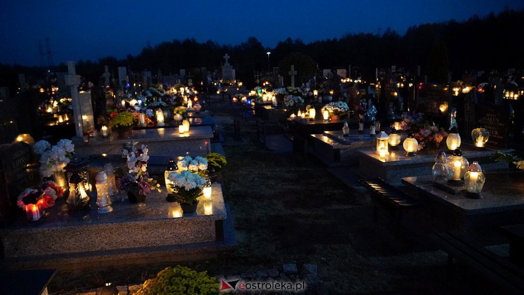 Cmentarze w Ostrołęce nocą [31.10.2022] - zdjęcie #7 - eOstroleka.pl