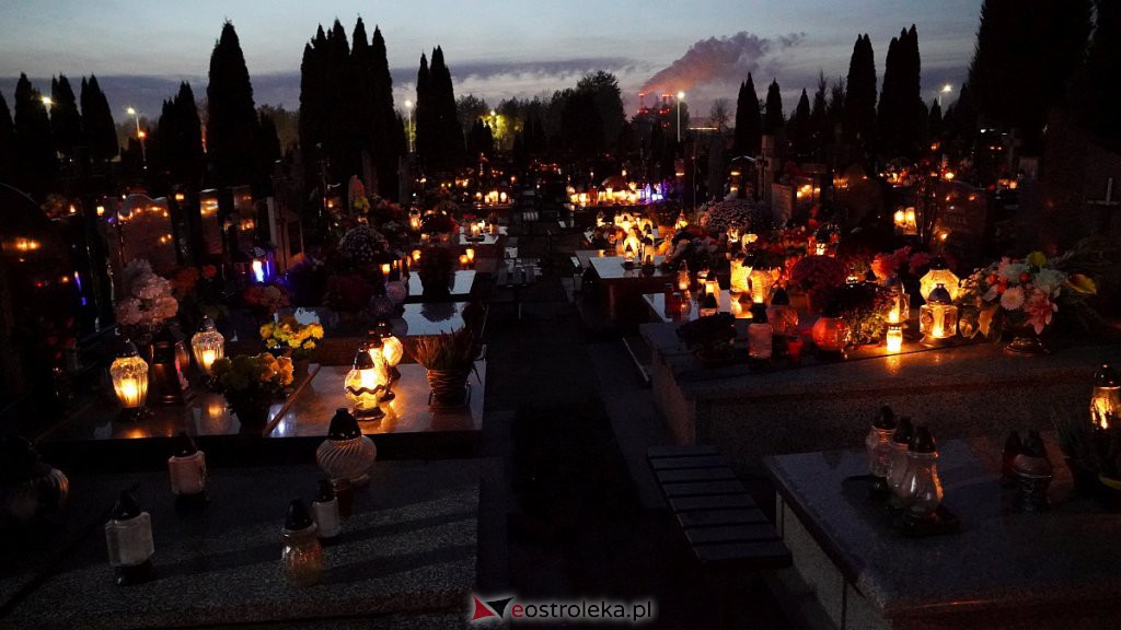 Cmentarze w Ostrołęce nocą [31.10.2022] - zdjęcie #8 - eOstroleka.pl