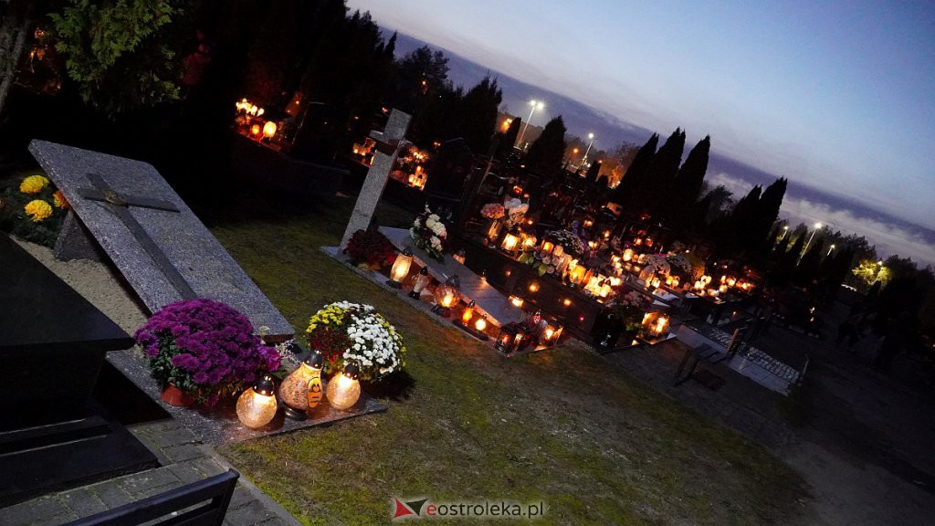 Cmentarze w Ostrołęce nocą [31.10.2022] - zdjęcie #9 - eOstroleka.pl