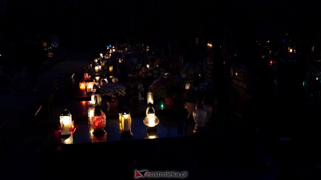 Cmentarze w Ostrołęce nocą [31.10.2022] - zdjęcie #12 - eOstroleka.pl