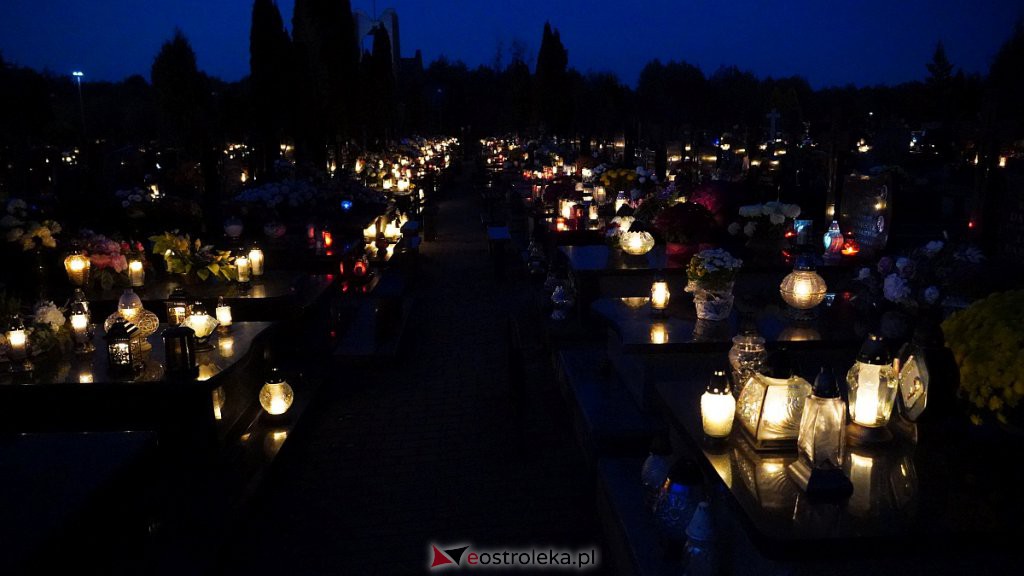 Cmentarze w Ostrołęce nocą [31.10.2022] - zdjęcie #13 - eOstroleka.pl