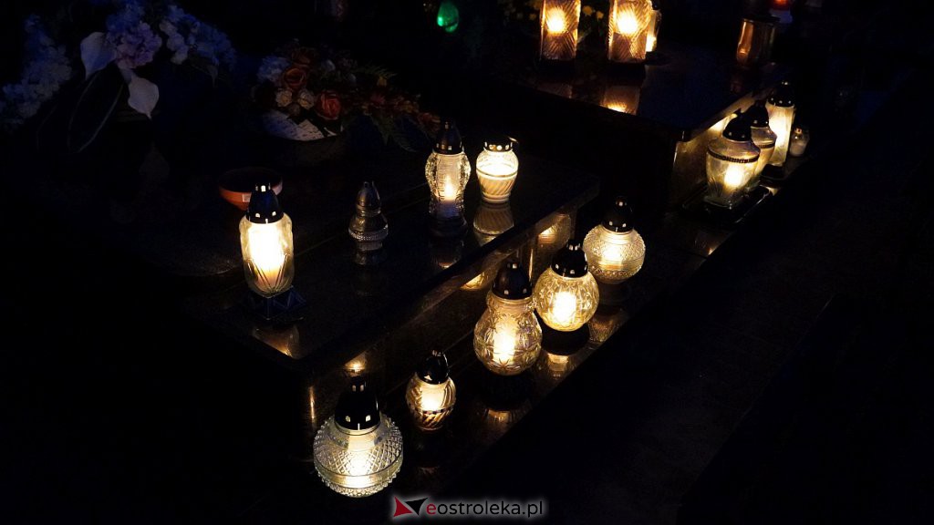 Cmentarze w Ostrołęce nocą [31.10.2022] - zdjęcie #48 - eOstroleka.pl