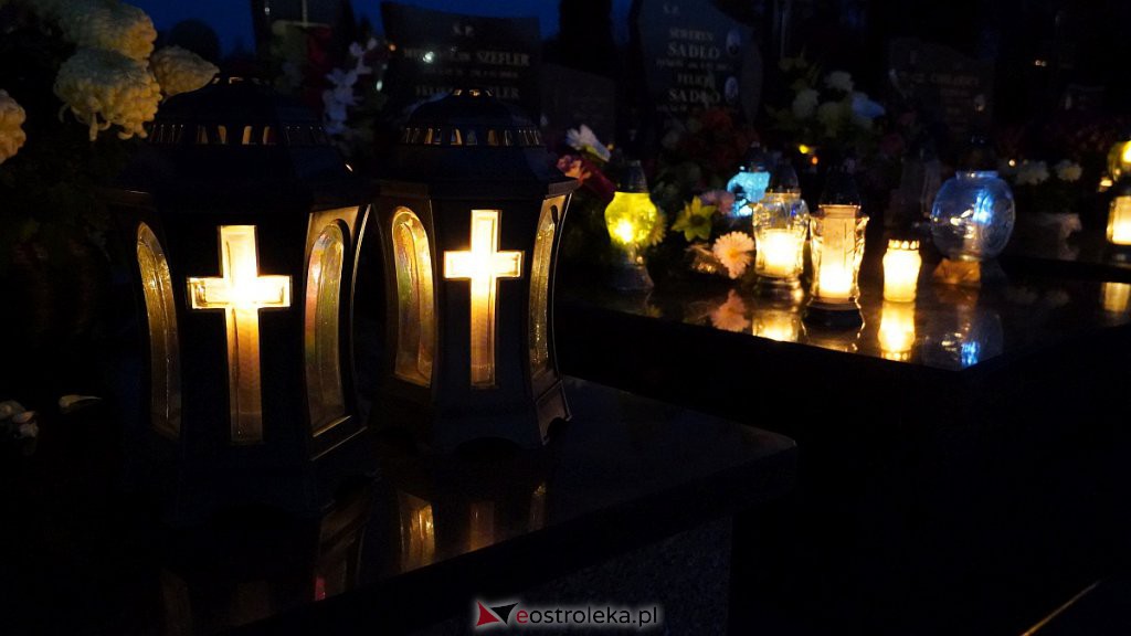 Cmentarze w Ostrołęce nocą [31.10.2022] - zdjęcie #17 - eOstroleka.pl