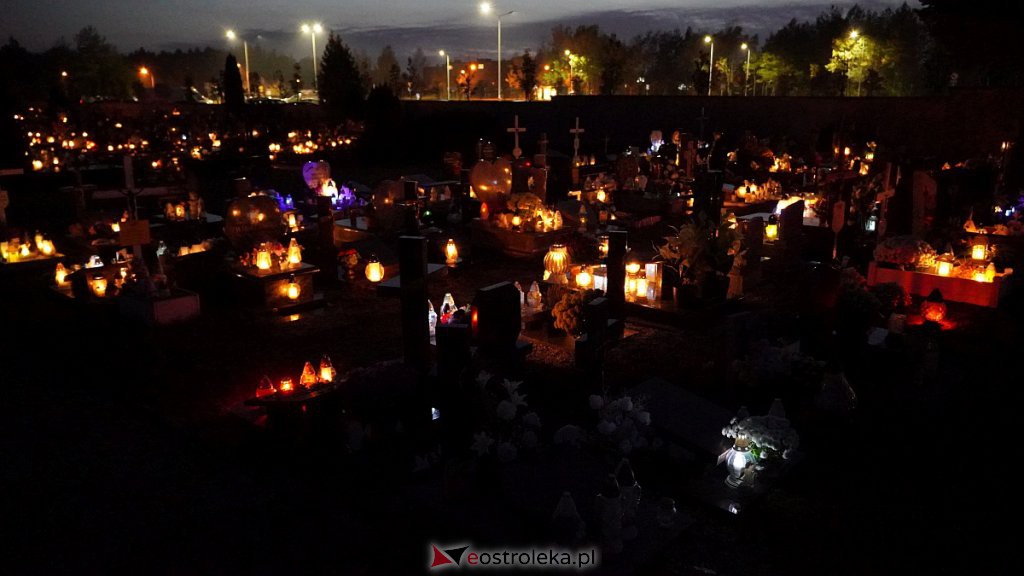 Cmentarze w Ostrołęce nocą [31.10.2022] - zdjęcie #20 - eOstroleka.pl