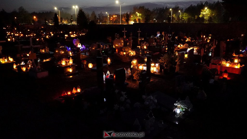 Cmentarze w Ostrołęce nocą [31.10.2022] - zdjęcie #42 - eOstroleka.pl