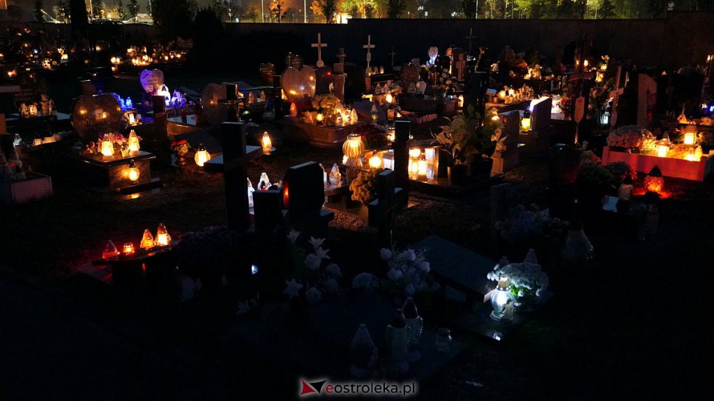 Cmentarze w Ostrołęce nocą [31.10.2022] - zdjęcie #21 - eOstroleka.pl