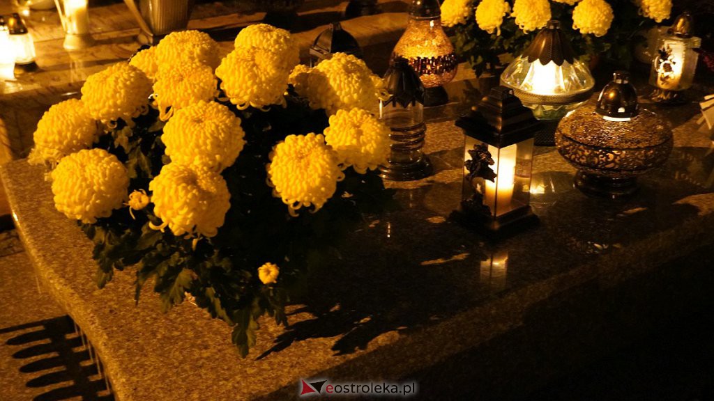 Cmentarze w Ostrołęce nocą [31.10.2022] - zdjęcie #37 - eOstroleka.pl